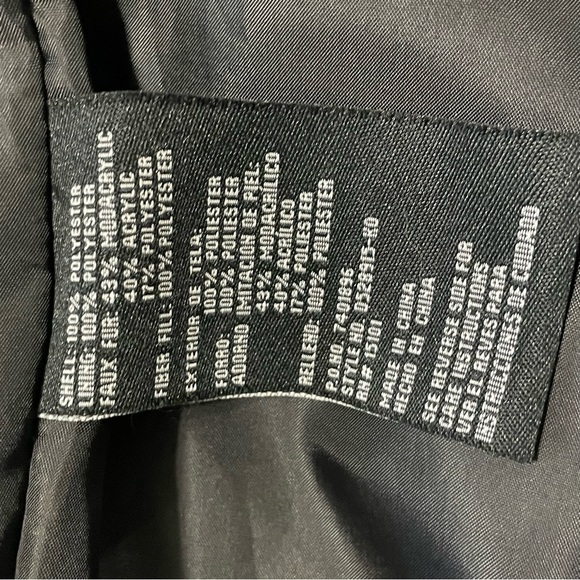 - INTL d.e.t.a.i.l.s Coat with fur Hood Size Medium - Picture 15 of 16